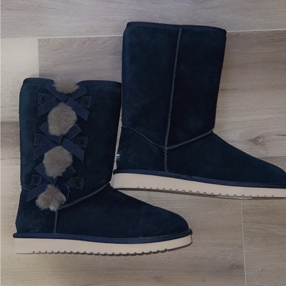 Koolaburra by UGG Victoria Women's Black Suede Boots with Pom Pom Accent NO BOX - Picture 2 of 6
